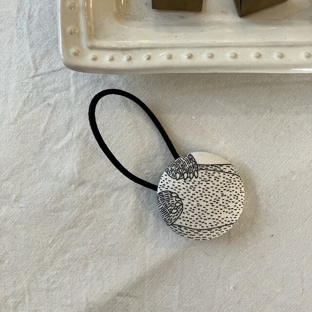 くまさんの手模様の髪留め(ot-k-157)