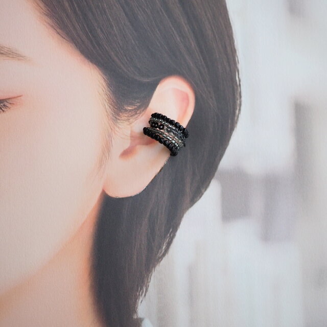 ビーズとスパンコールのイヤーカフ（ブラック×ブラックシルバー）・小【受注】