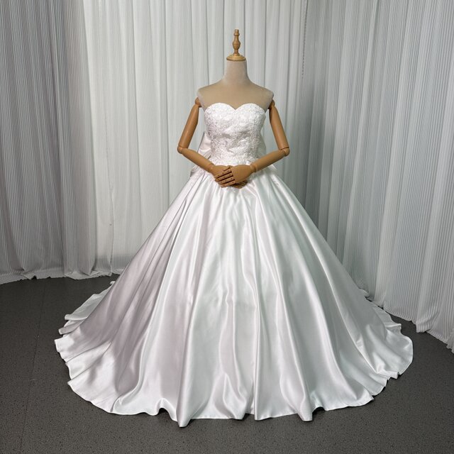 美品！ウエディングドレス ベアトップ リーフ刺繍 華やかなトレーン ふっくら柔らかなバックリボン 編み上げ 拳式