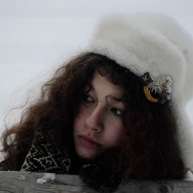 『Milky Way』ヴィンテージビーズと真鍮の羊毛画ブローチ