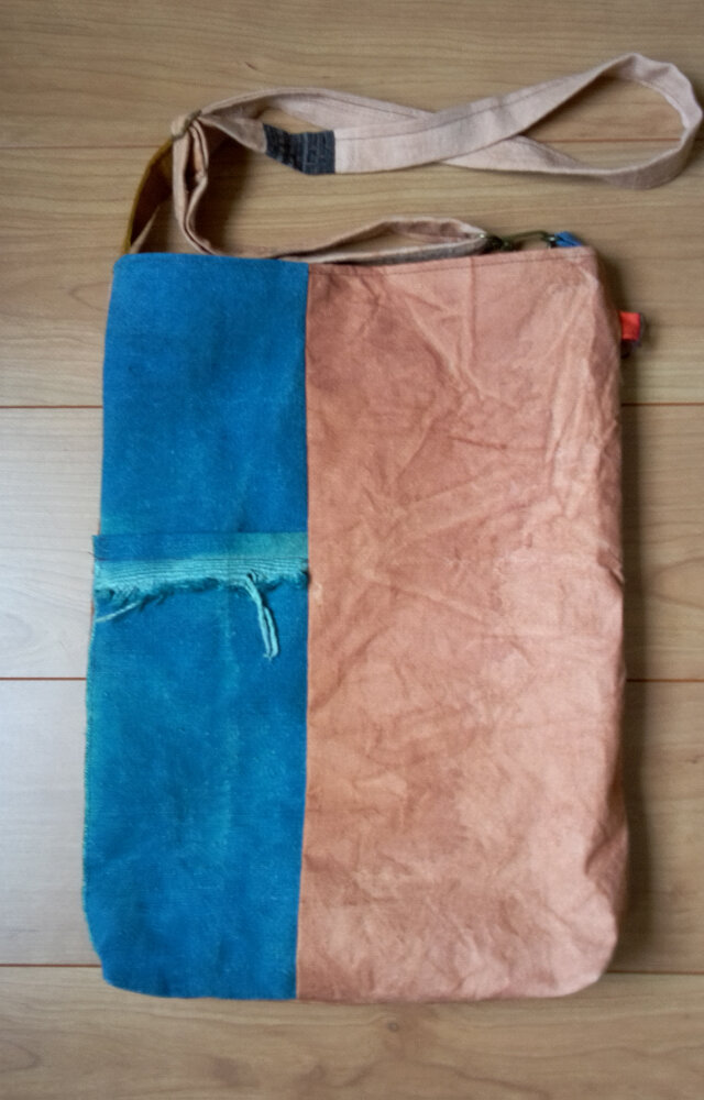 藍染と柿渋染めの縦長ショルダーバック　木綿