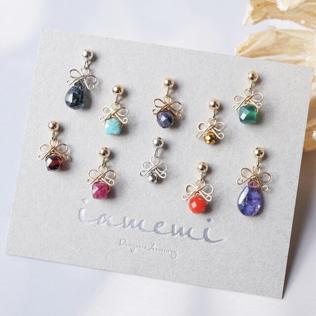 【ピアス／イヤリング】「小さなリボン」天然石 誕生石 金属アレルギー対応 冬 クリスマス 推し活 メンカラ ギフト