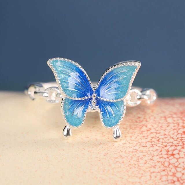 蝶々のリング - まるで蝶が舞う空を映し出すかのように　R441