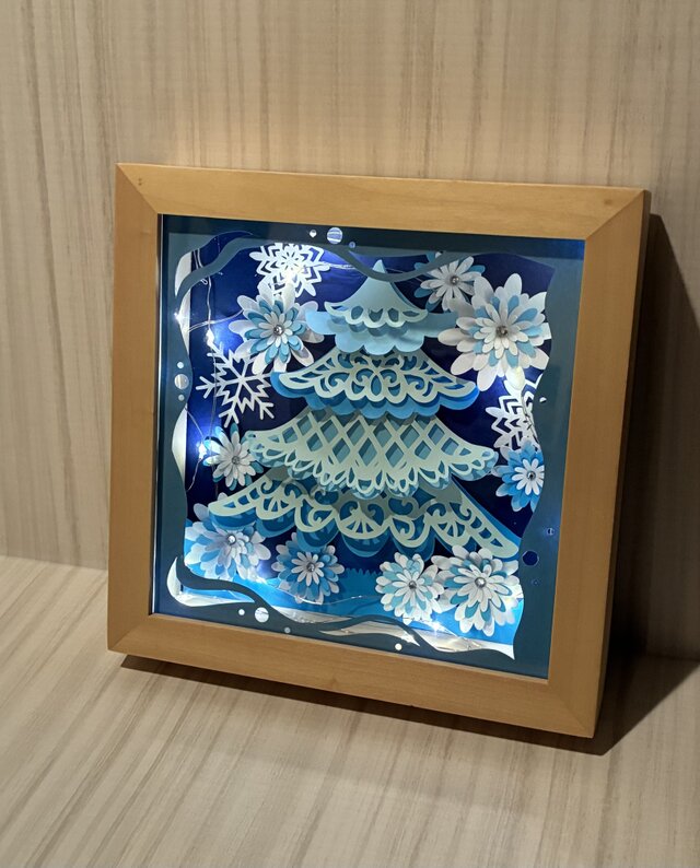 【ライト付き立体切り絵】クリスマスツリーのペーパーアートフレーム｜アート作品としても照明としても楽しめる作品です。