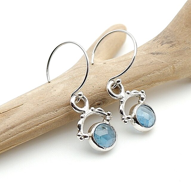 ネオンブルーカイヤナイトのデザインピアス　～黄昏の空に残る青～　天然石アクセサリー　一点物