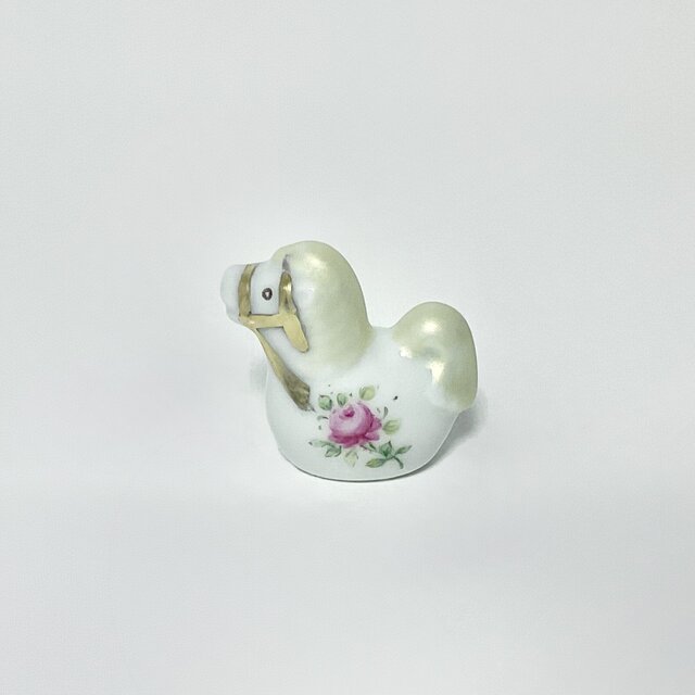 ミニチュアの干支の馬の置物