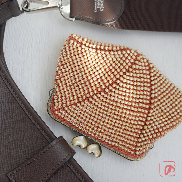 ばあば♡大きめ・総ガラスビーズのスクエアがま口（terre cuite・2202）