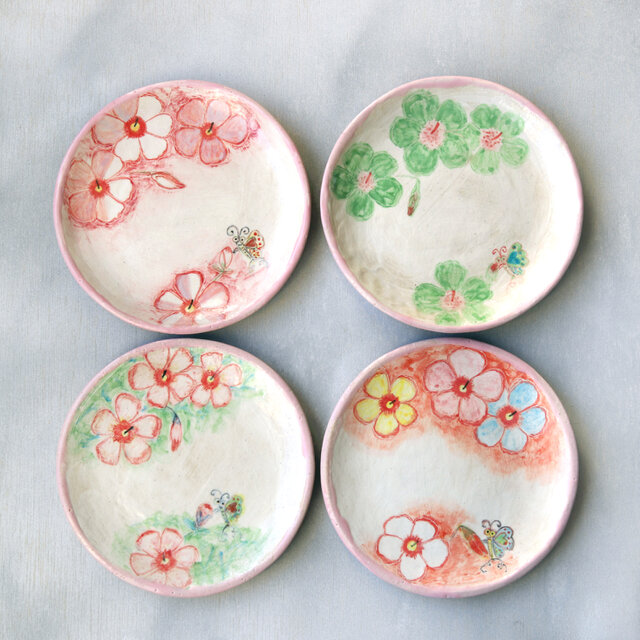 緑色の花模様と蝶絵の手描き皿 | iichi 日々の暮らしを心地よくする 緑色の花模様と蝶絵の手描き皿 | iichi 日々の暮らしを心地よくする