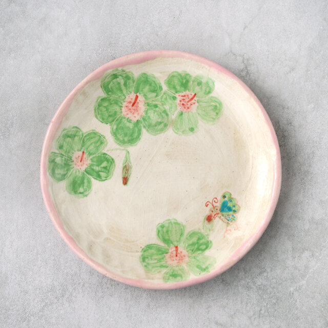 緑色の花模様と蝶絵の手描き皿 | iichi 日々の暮らしを心地よくする
