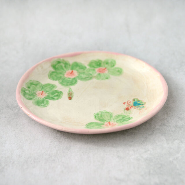 緑色の花模様と蝶絵の手描き皿 | iichi 日々の暮らしを心地よくする