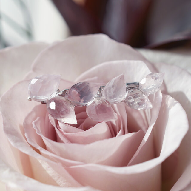 ローズクォーツによる桜の花芽のブローチ　～桜の花芽