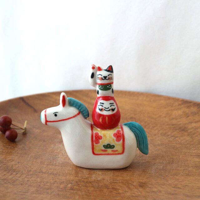 だるま招き猫乗せ福うま　