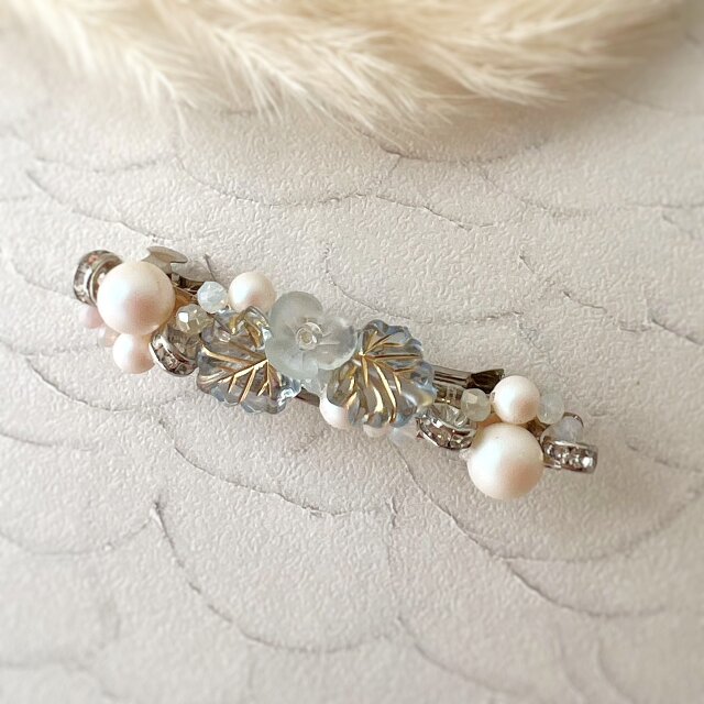 偏光パールと白いお花のきらきらバレッタ