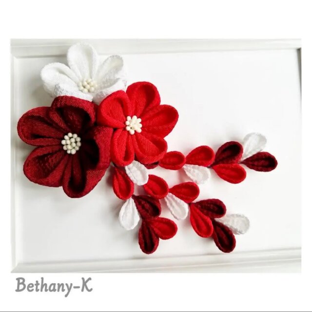 七五三・卒業式に◆大きくて可愛いつまみ細工の髪飾り(下がり付き)◆白×赤×えんじ色の自分でもママでも簡単につけられるつまみ細工