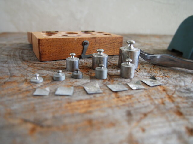 上皿天秤 分銅・錘付き木箱入り | iichi 日々の暮らしを心地よくする