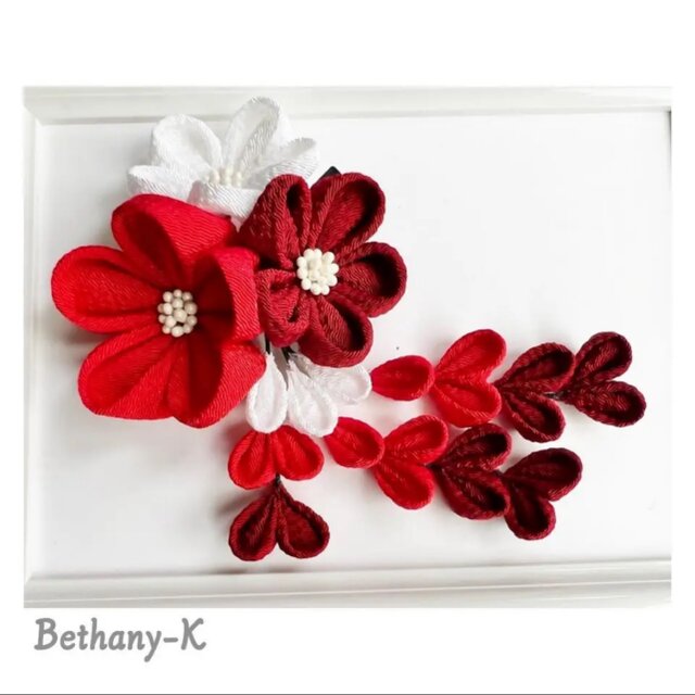 七五三・卒業式に◆大きくて可愛いつまみ細工の髪飾り(下がり付き)◆白×赤×えんじ色の自分でもママでも簡単につけられるつまみ細工