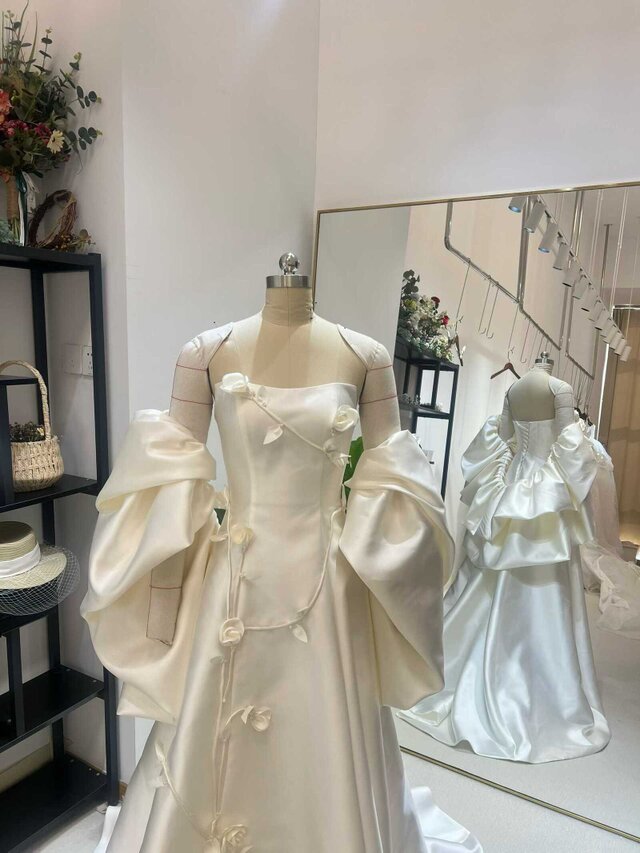 ウェディングドレス ベアトップ 花モチーフ ケープ風ドレス ミカドサテン ミニトレーン 前撮り 抜群のおしゃれ見え