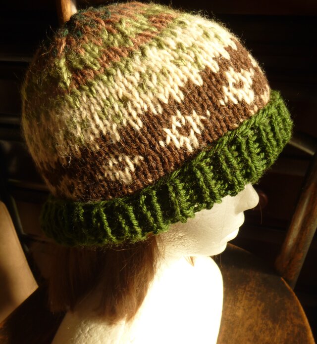 編み込み柄のニットキャップ