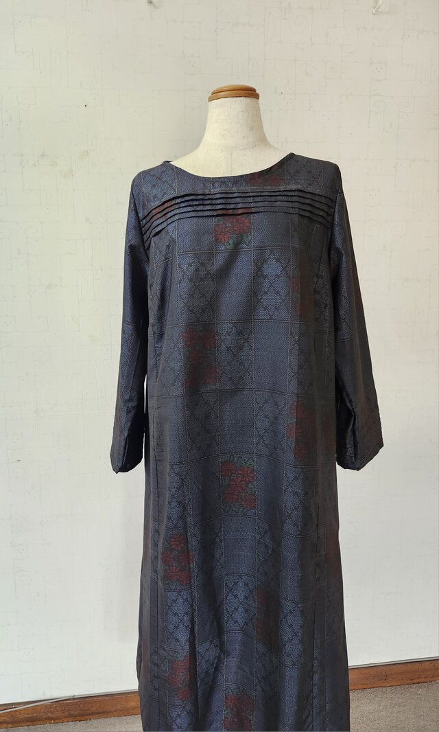 　クリスマスSALE　　大島紬リメイク　フロント、袖口、ピンタックワンピース