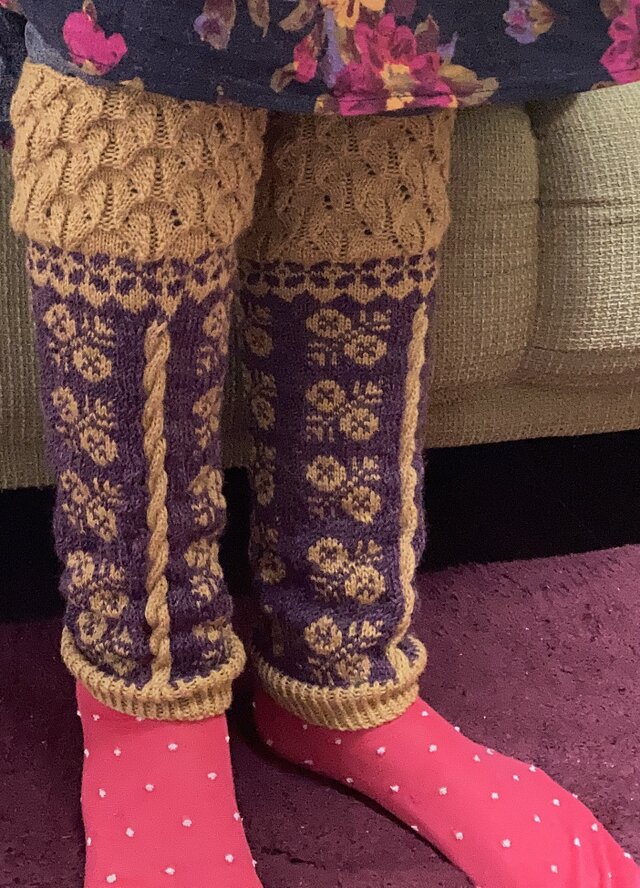 ②民族柄レッグウォーマー｜黄色と紫｜手編みのカラフル花柄×幾何学模様｜ラトビア、バルト、東欧、北欧等フォークロア｜あったかギフト