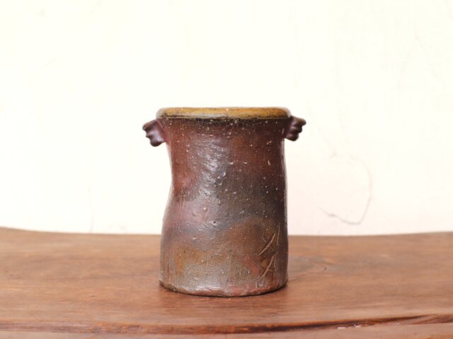 備前焼 耳付花入れ h1-053 | iichi 日々の暮らしを心地よくする