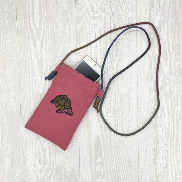 手刺繍スマホショルダー　カメ