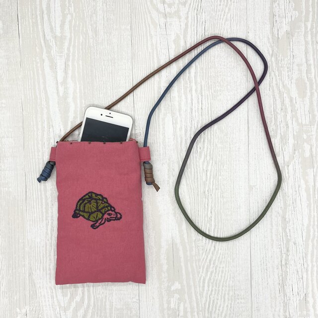 ハンドメイド手刺繍ショルダーバッグとポーチ 手刺繍スマホショルダー カメ | iichi 日々の暮らしを心地よくする
