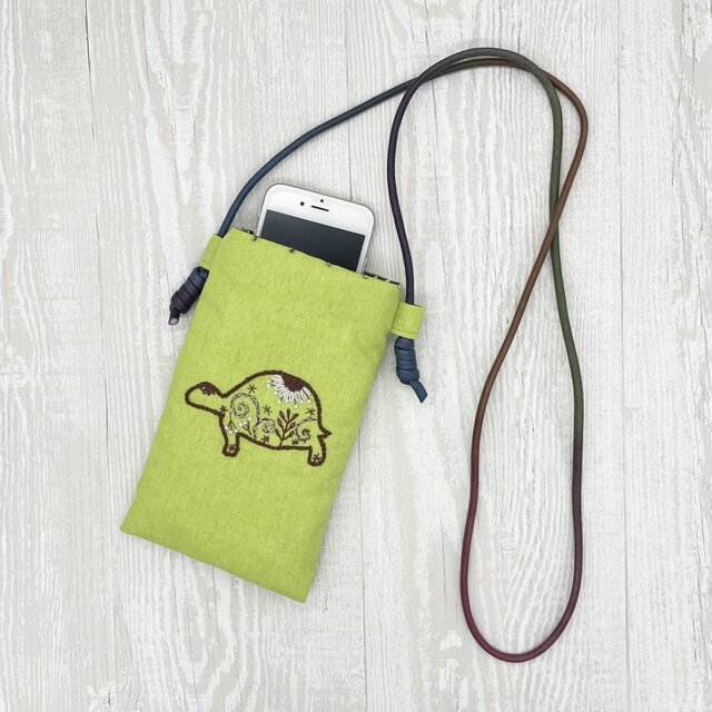 手刺繍スマホショルダー花カメ