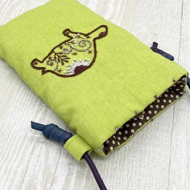 手刺繍スマホショルダー花カメ | iichi 日々の暮らしを心地よくする