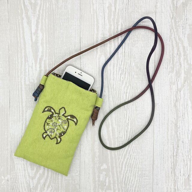 手刺繍スマホショルダー花ウミガメ