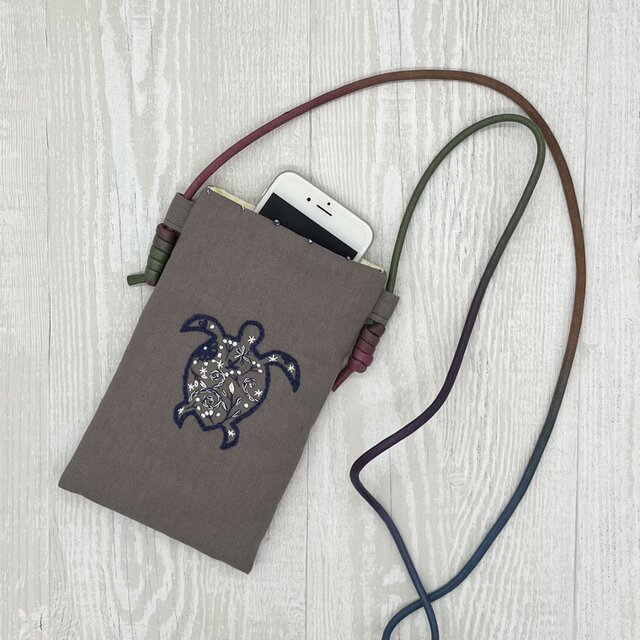 手刺繍スマホショルダー花ウミガメ