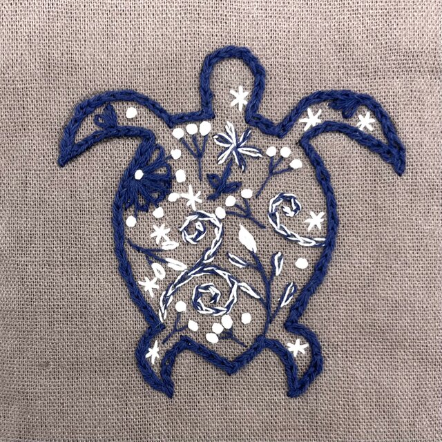 手刺繍スマホショルダー花ウミガメ | iichi 日々の暮らしを心地よく