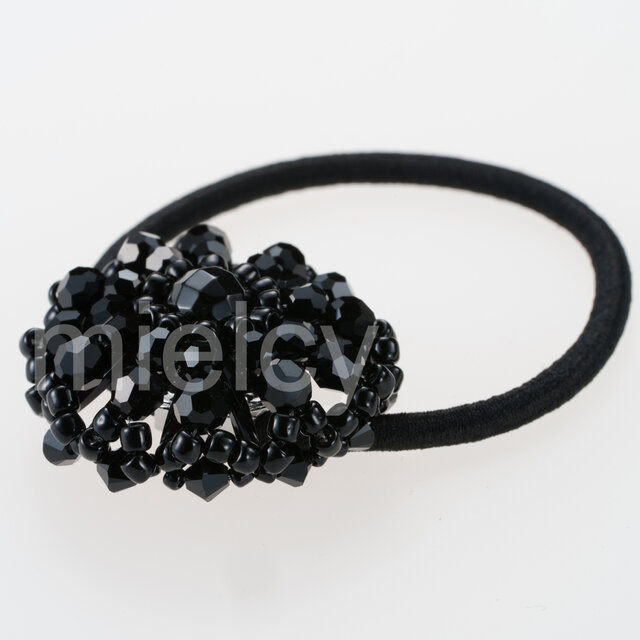 ビーズヘアアクセサリー「花」（黒×多面） | iichi 日々の暮らしを