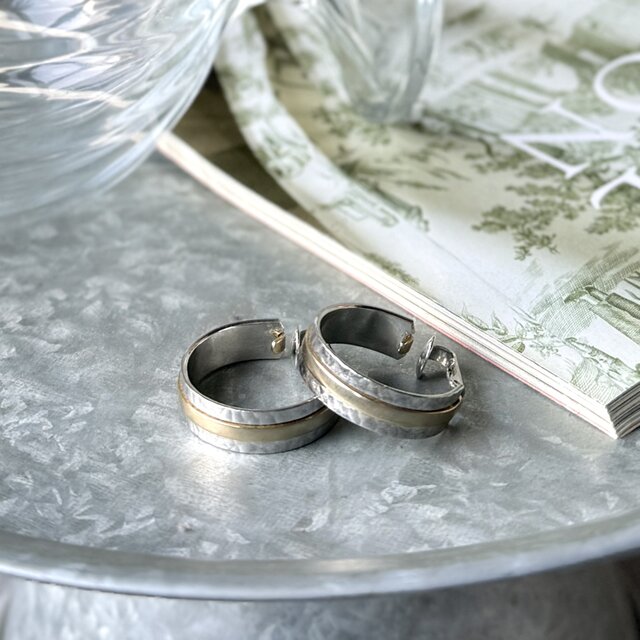 YA208-【AVON】エイボン・ヴィンテージイヤリング 1980's Silver Tone Gold Line Hoops