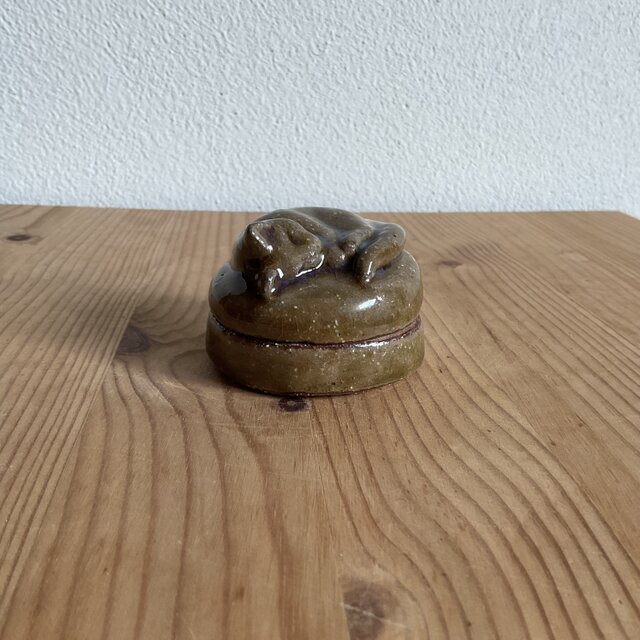 眠り猫の香合 | iichi 日々の暮らしを心地よくするハンドメイドや