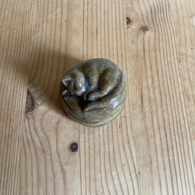 眠り猫の香合 | iichi 日々の暮らしを心地よくするハンドメイドや