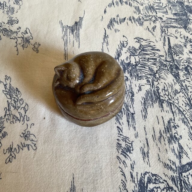 眠り猫の香合 | iichi 日々の暮らしを心地よくするハンドメイドや