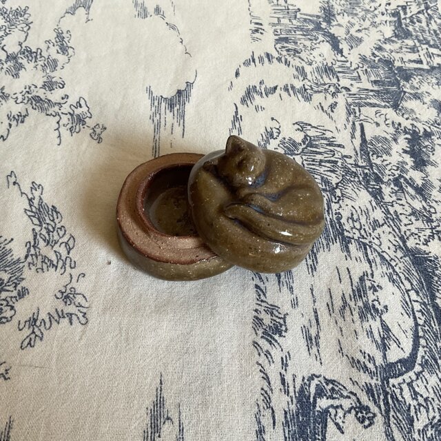 眠り猫の香合 | iichi 日々の暮らしを心地よくするハンドメイドや