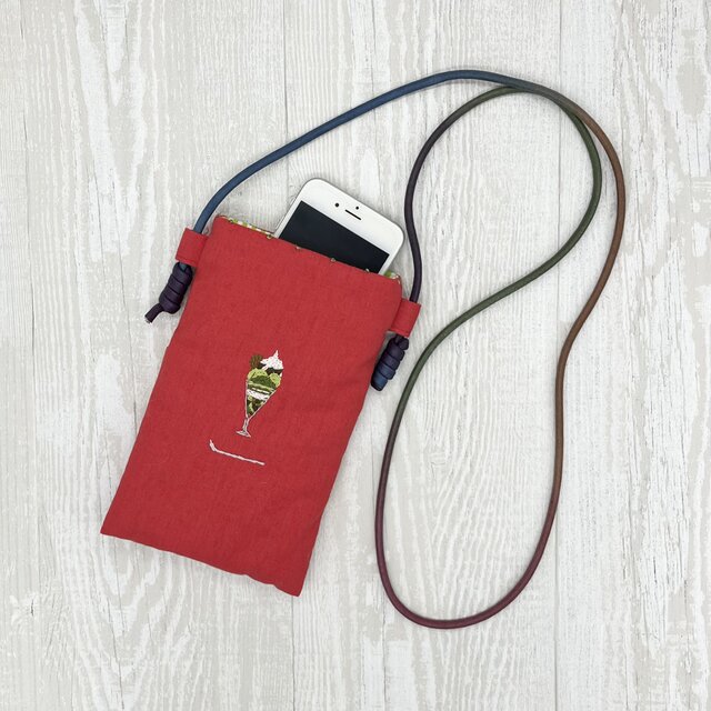 手刺繍スマホショルダーパフェ