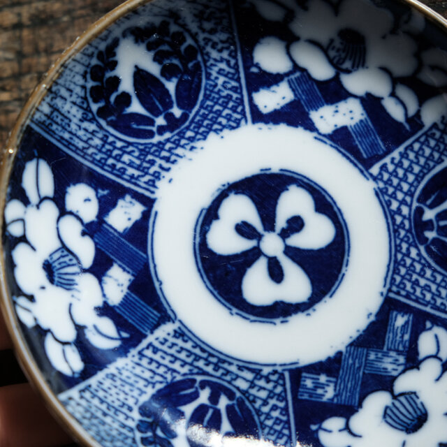 桐の花と牡丹◇骨董のある暮らしに。時代物 花文印判小皿 骨董