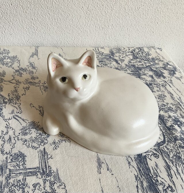 陶器の大きな白猫