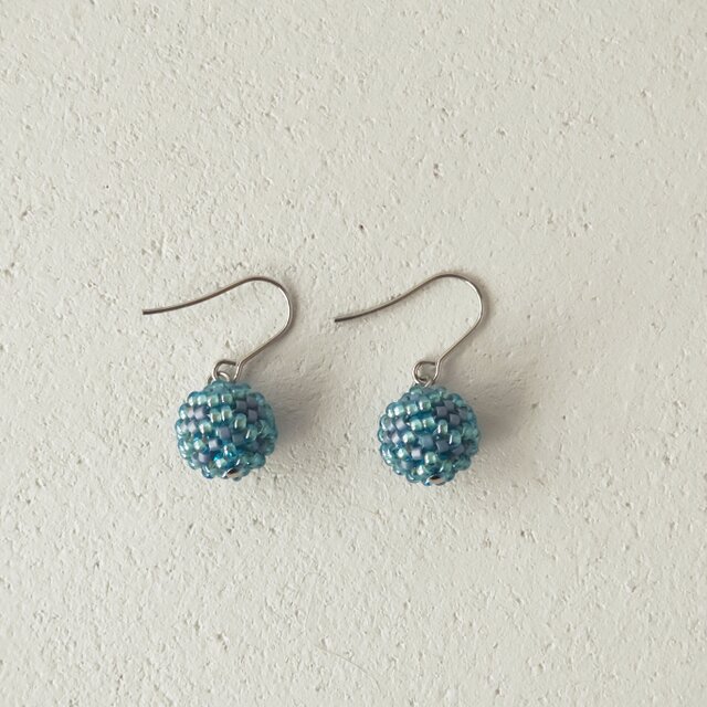 ビーズボールピアス〜blue〜 ビーズボールピアス(浅縹) | iichi 日々の暮らしを心地よくする