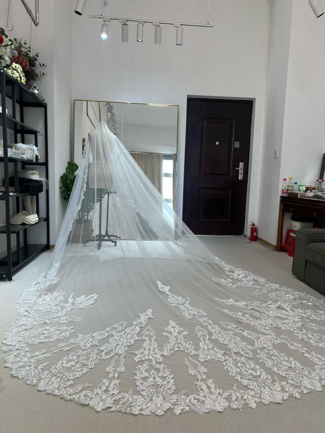 ロングベール 魅惑の花レース シアーな美しさ 華やかなトレーン オフホワイト 結婚式