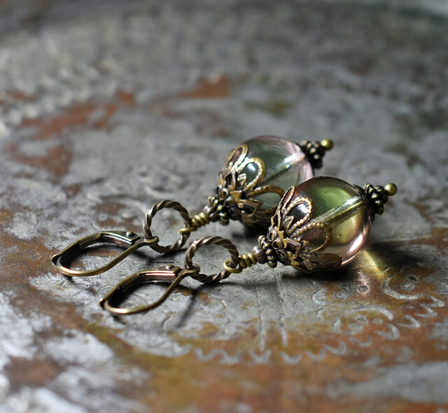 ハンドメイド ドイツヴィンテージピアス まん丸ドイツヴィンテージビーズの一粒ピアス | iichi 日々の暮らしを
