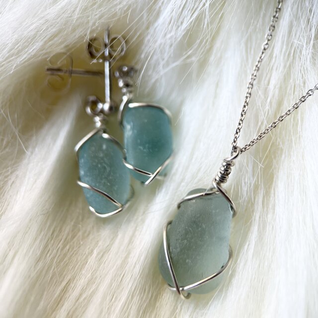 大切な人へ贈り物 ご褒美ジュエリーBOX《Silver925》空色シーグラスのネックレス・スタッズピアスセット