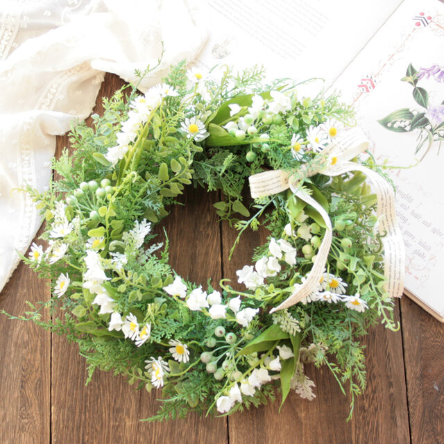 爽やかなスズランのナチュラルリース