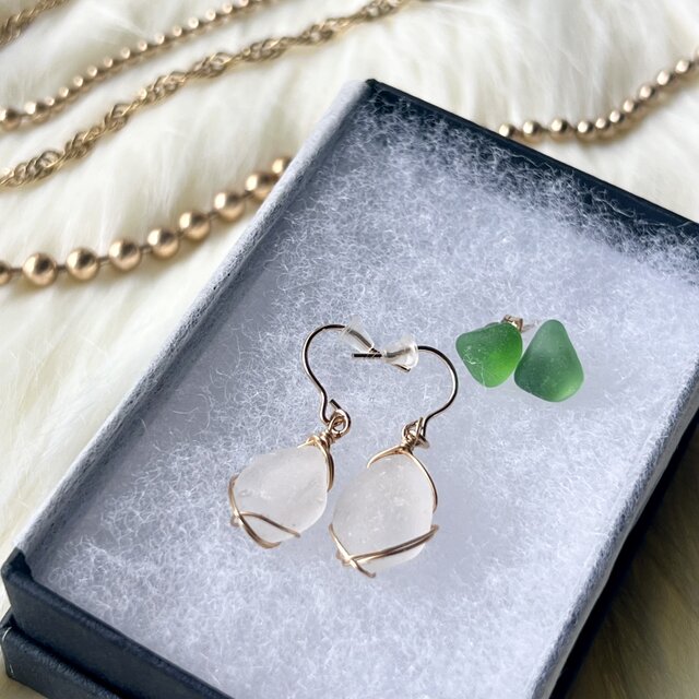 大切な人への贈り物 ご褒美ジュエリーBOX《14kgf》グリーンとホワイトシーグラスの大人シンプルピアスセット