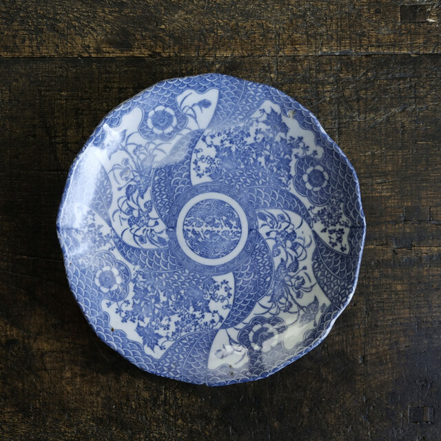 細かな柄で素敵◆見込みに向かい鳳凰。時代物　花文印判七寸中皿　骨董/antiques　丁寧な暮らしに。明治~大正期【窯傷有り】