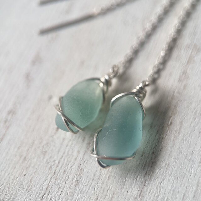 《Silver925》小さな空色シーグラスのアメリカンピアス