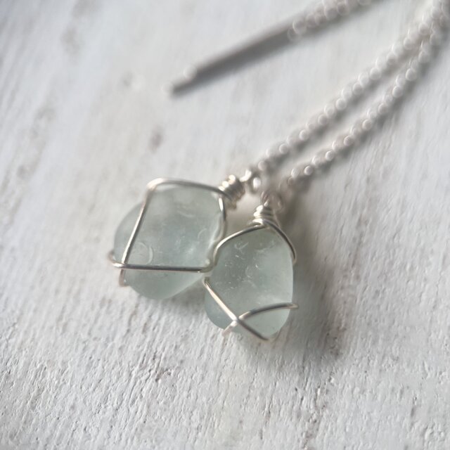 《スターリングシルバー/Silver925》水滴のような水色シーグラスのアメリカンピアス